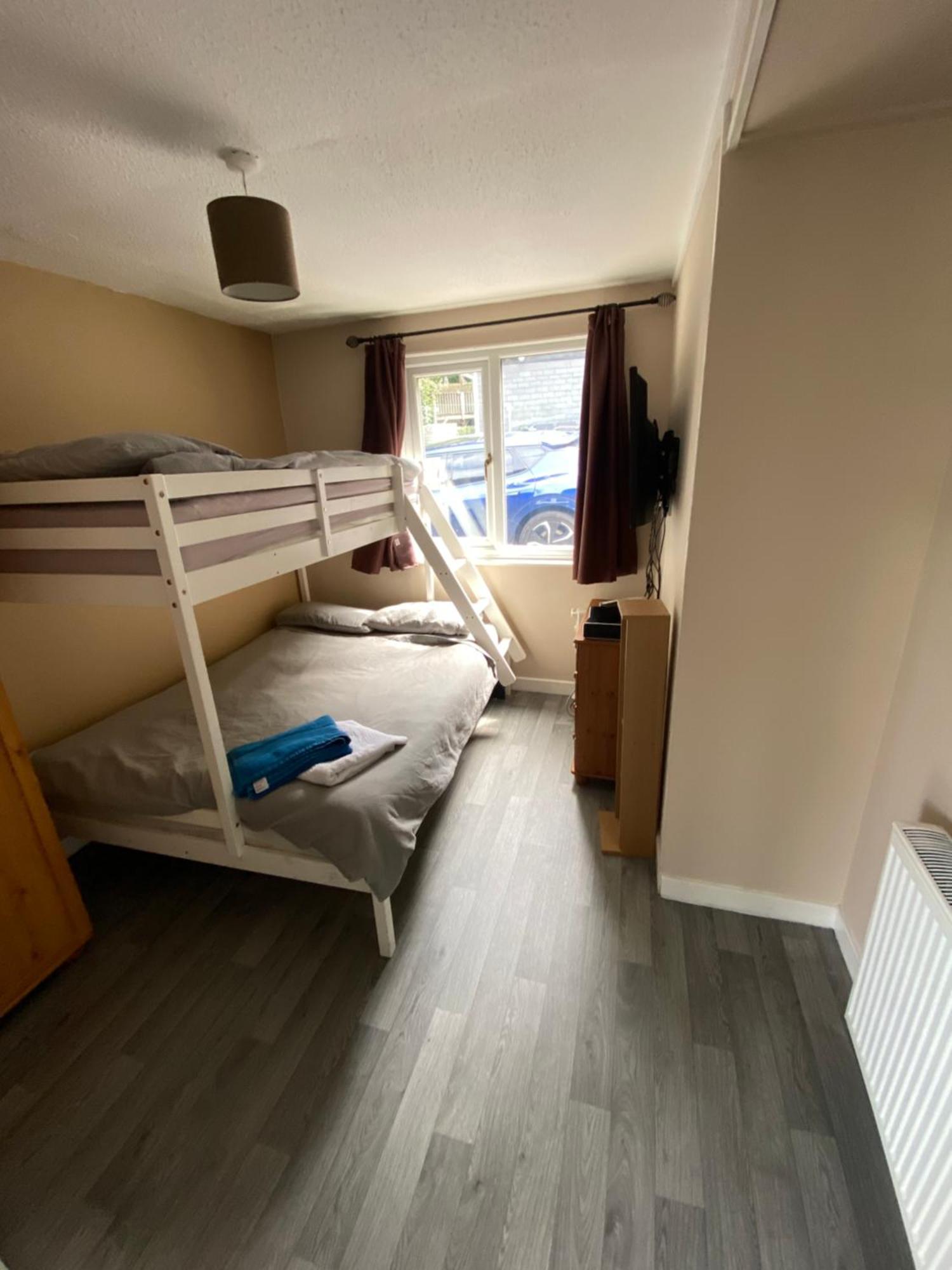 Stunning 3 Bed Riverside Cabin In Snowdonia Caeathro Exterior foto