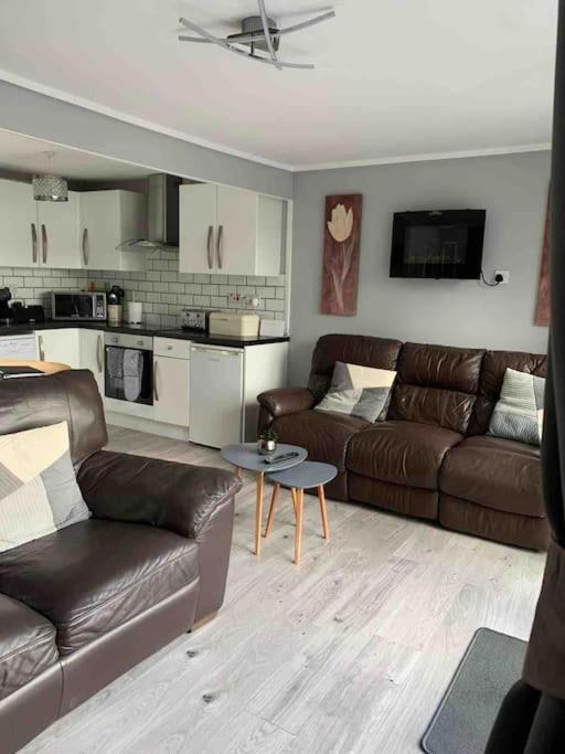 Stunning 3 Bed Riverside Cabin In Snowdonia Caeathro Exterior foto